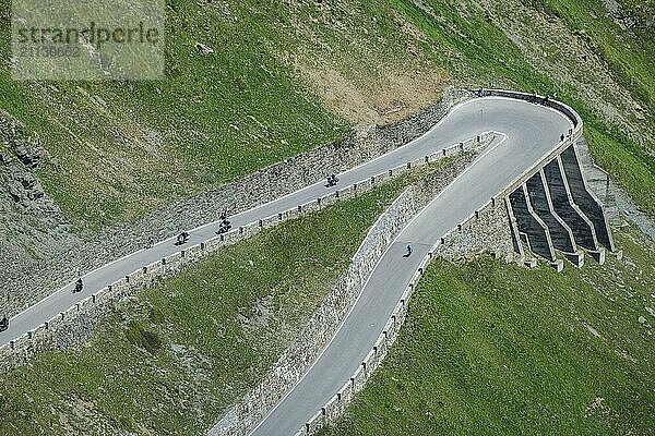 Stilfserjoch  Vinchgau  Südtirol  Italien  Stilfser Joch Passstraße  der Aufstieg über die engen Kurven  die engen Kehrer ist ein beliebtes Ziel für Radsportler  Motorradfahrer und Autofahrer  Europa