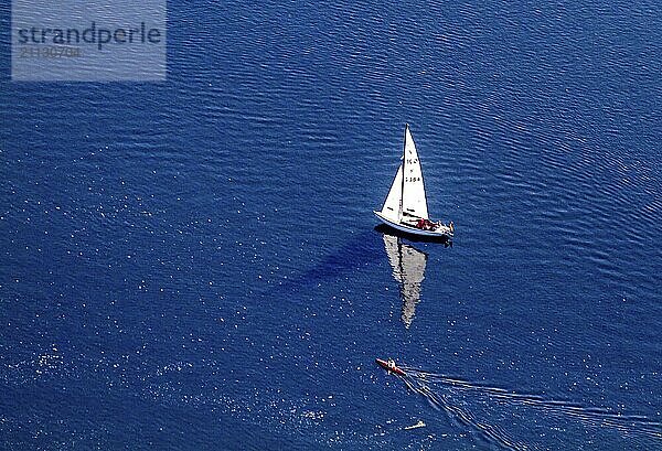 Segelboot auf dem Baldeney-See in Essen. Aerial View  Sailing boat on the abldeney see. Nordrhein-Westfalen  Ruhrgebiet