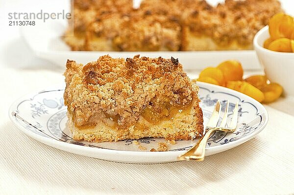 Mirabellenstreuselkuchen auf weißem Hintergrund