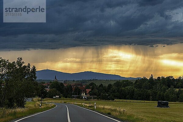 Blick zum Brocken über Hasselfelde mit Sonnenuntergang