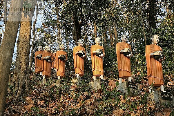 Mönchsstatuen am Aufstieg zur Phnom Sambok Pagode in der Nähe von Kratie in Kambodscha