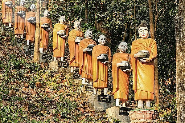 Mönchsstatuen am Aufstieg zur Phnom Sambok Pagode in der Nähe von Kratie in Kambodscha