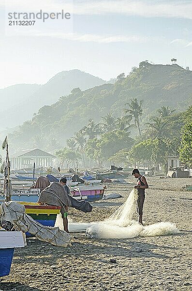 Fischer bei der Arbeit am Strand von Dili in Osttimor