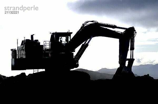 Silhouette eines 200 Tonnen Baggers im Kohlebergwerk  Westküste  Südinsel  Neuseeland  Ozeanien