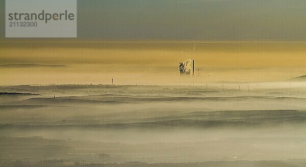 Sonnenuntergang mit Abenddunst  Kraftwerk  Energie  Nebel  alternative Energie