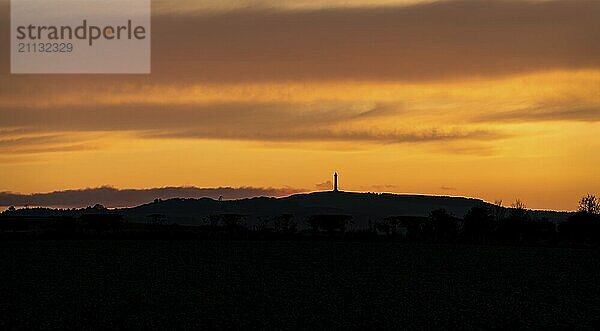 Scottish Borders bei Sonnenuntergang mit dem Waterloo Monument in der Silhouette  Scottish Borders  UK