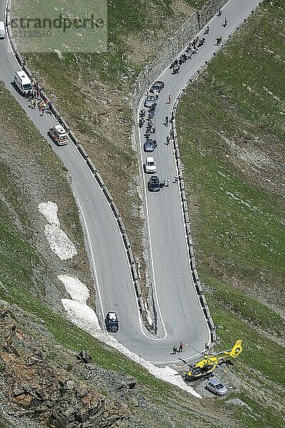 Stilfserjoch  Vinchgau  Südtirol  Italien  Stilfser Joch Passstraße  der Aufstieg über die engen Kurven  die engen Kehrer ist ein beliebtes Ziel für Radsportler  Motorradfahrer und Autofahrer. Notärzte aus einem Rettungshubschrauber auf dem Weg zu einem verunfallten Radsportler  Europa