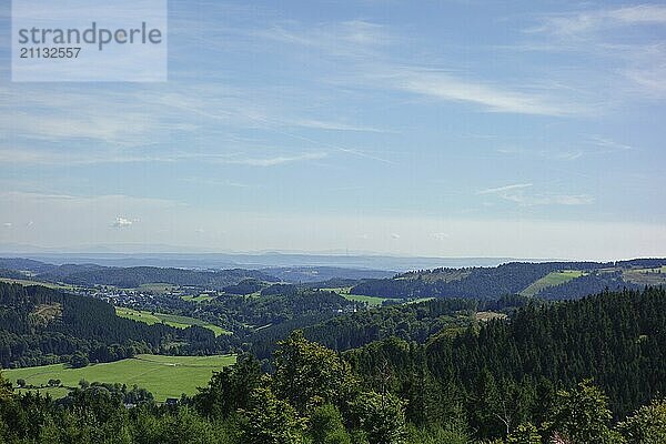 Weite Aussicht auf eine hügelige Landschaft mit viel Grün und einem schönen Himmel  willingen  sauerland  deutschland