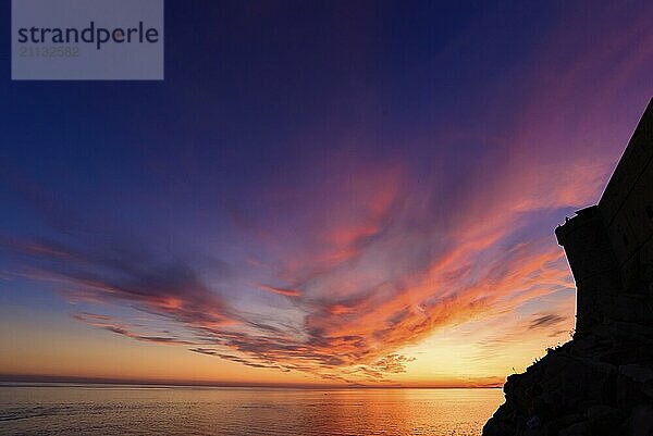 Blick auf den Sonnenuntergang mit der Silhouette der Stadtmauern von Dubrovnik in Kroatien