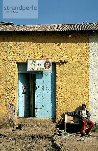 Friseurladen und Mann in Gondar Äthiopien Afrika