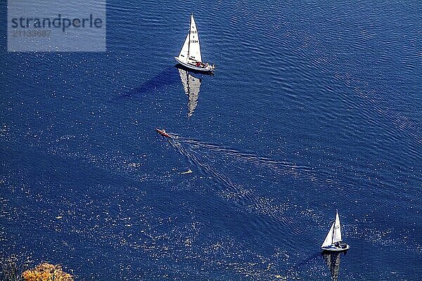 Segelboot auf dem Baldeney-See in Essen. Aerial View  Sailing boat on the abldeney see. Nordrhein-Westfalen  Ruhrgebiet