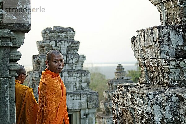 Buddhistische Mönche in Angkor Wat  Kambodscha  Asien