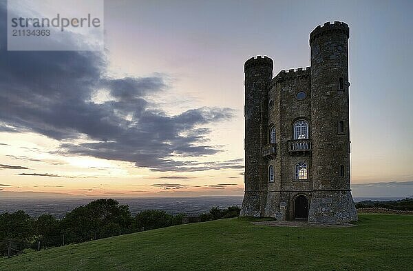 Broadway Tower mit Blick auf das Tal nach Sonnenuntergang Cotswolds  UK