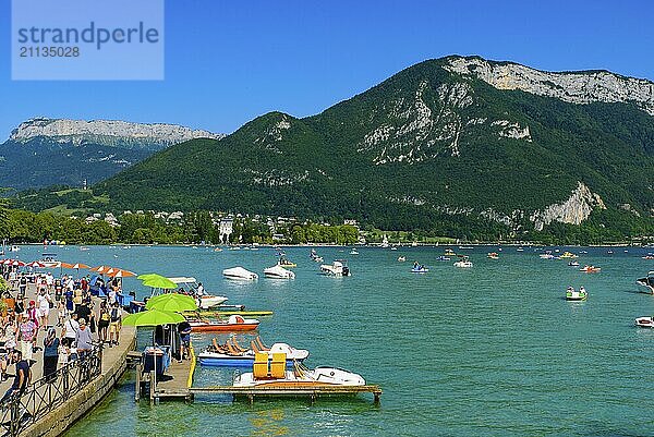 Menschen  die sich am Annecy See  dem saubersten See Europas  im Departement Haute Savoie  Frankreich  vergnügen  Europa