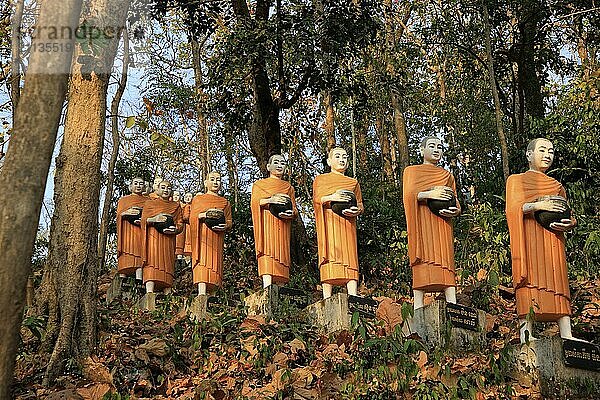 Mönchsstatuen am Aufstieg zur Phnom Sambok Pagode in der Nähe von Kratie in Kambodscha