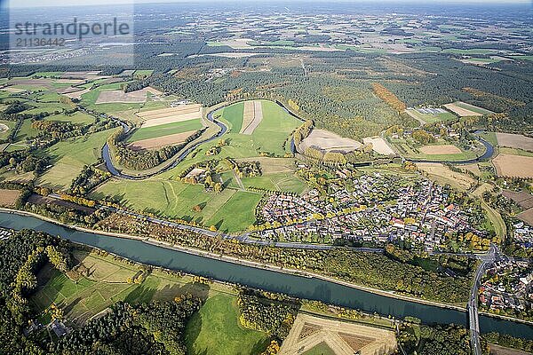 Die Lippe schlängelt sich durch die Landschaft bei Haltern. Wesel-Datteln Kanal. aerial view