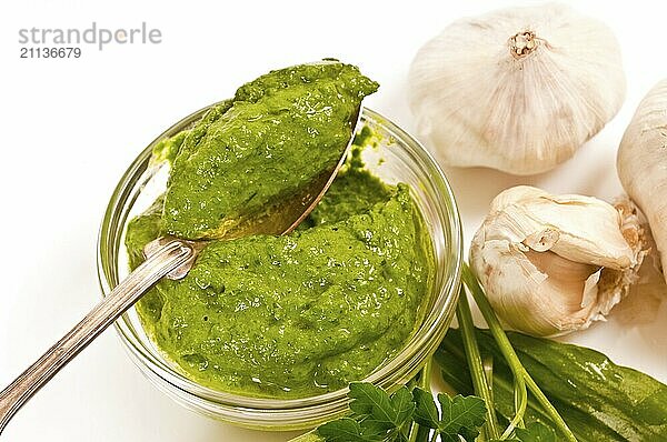 Bärlauchpesto mit Petersilie in Glasschale auf weißem Hintergrund