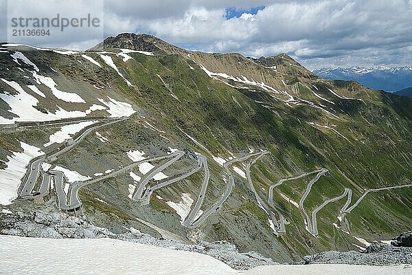 Stilfserjoch  Vinchgau  Südtirol  Italien  Stilfser Joch Passstraße  der Aufstieg über die engen Kurven  die engen Kehrer ist ein beliebtes Ziel für Radsportler  Motorradfahrer und Autofahrer  hinten schneebedeckte Berglandschaft der Schweizer Alpen  Europa