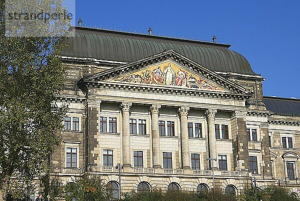 Eine Frontansicht der wunderschönen neoromanischen Schatzkammer von Dresden  Deutschland  aufgenommen im Jahr 2014  Europa