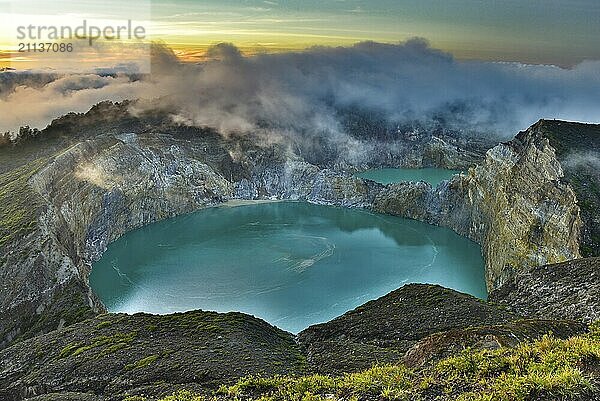 Blick auf den Sonnenaufgang des Vulkans Kelimutu auf der Insel Flores  Indonesien  Asien