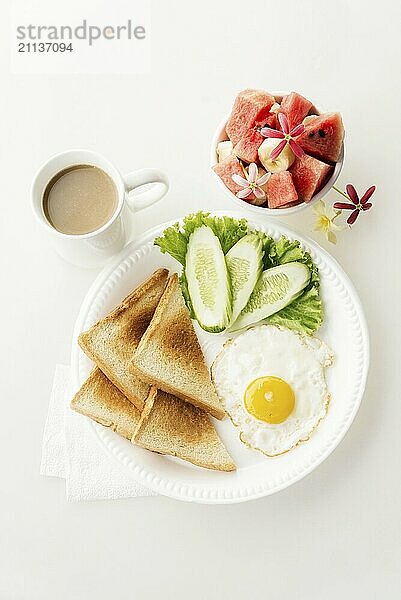 Eiersalat Toast Obst und Kaffee Frühstück Set auf weißem Hintergrund