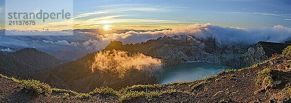 Blick auf den Sonnenaufgang des Vulkans Kelimutu auf der Insel Flores  Indonesien  Asien