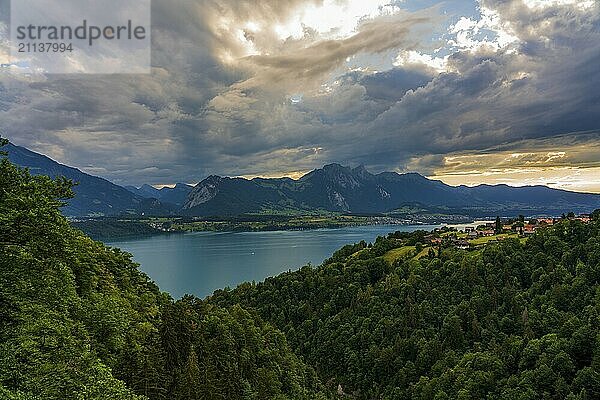 Panoramablick auf den Thunersee in der Schweiz