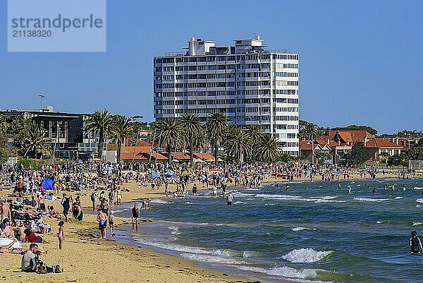 Menschen  die sich am Strand von St. Kilda in Melbourne  Victoria  Australien  vergnügen  Ozeanien