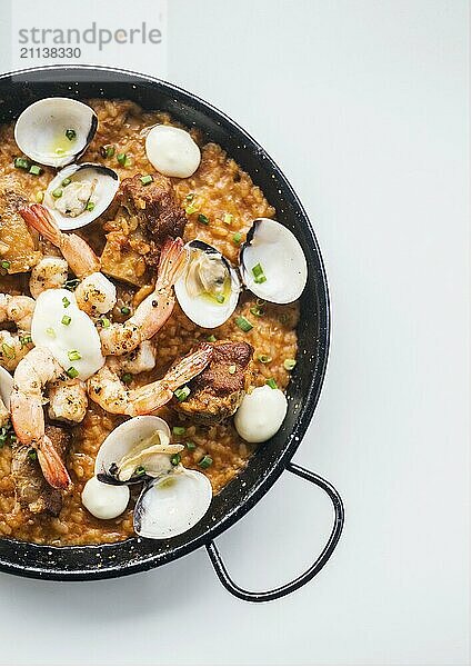 Gourmet spanische Meeresfrüchte und Reis Paella Risotto auf weißem Hintergrund