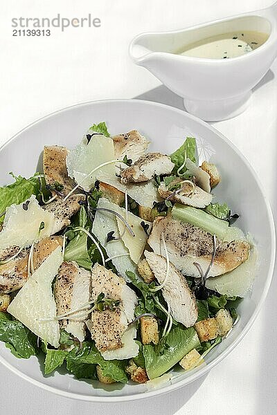 Bio Huhn Cäsar Salat mit Parmesan und Croutons auf weißem Tisch Hintergrund