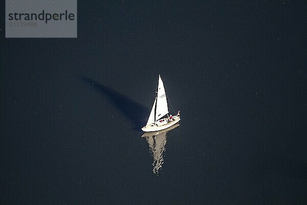 Segelboot auf dem Baldeney See in Essen. Sailing Boat at the see  Aerial View