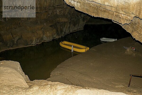 Karsthöhle mit einem unterirdischen Fluss und zwei Schlauchbooten