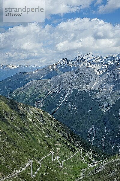 Stilfserjoch  Vinchgau  Südtirol  Italien  Berglandschaft am Ortler  Stilfser Joch Passstraße  der Aufstieg über die engen Kurven  die engen Kehrer ist ein beliebtes Ziel für Radsportler  Motorradfahrer und Autofahrer  Europa