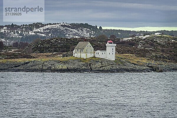 Isoliertes Haus an der norwegischen Küste  Norwegen  Europa