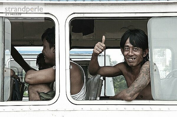 Burmese Mann in Yangon Myanmar Straße