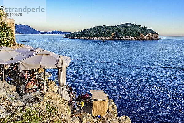 Menschen genießen die Aussicht in einer Bar auf den Klippen in der Altstadt von Dubrovnik  Kroatien  Europa