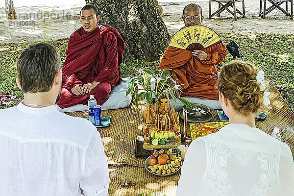 Mönche segnen buddhistische Hochzeitszeremonie für westeuropäisches Paar in Kambodscha Asien