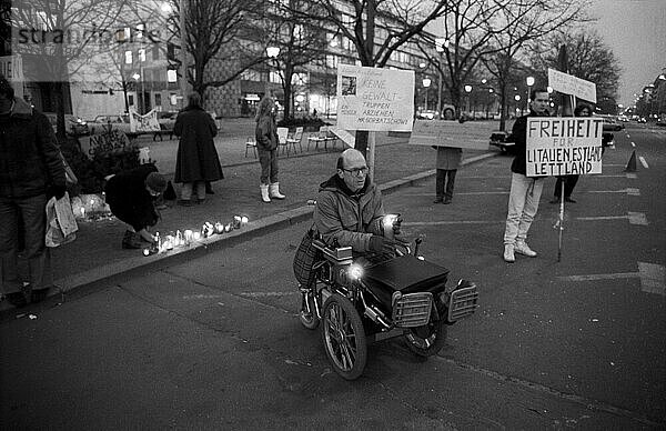 Deutschland  Berlin  13.01.1991  der behinderte Journalist Cimboleck in seinem Rollstuhl vor der Russischen Botschaft  Protest gegen Russen in Litauen  Europa