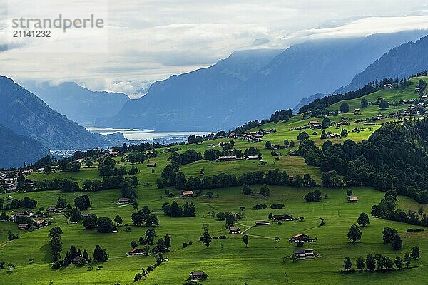 Panoramablick auf den Thunersee in der Schweiz