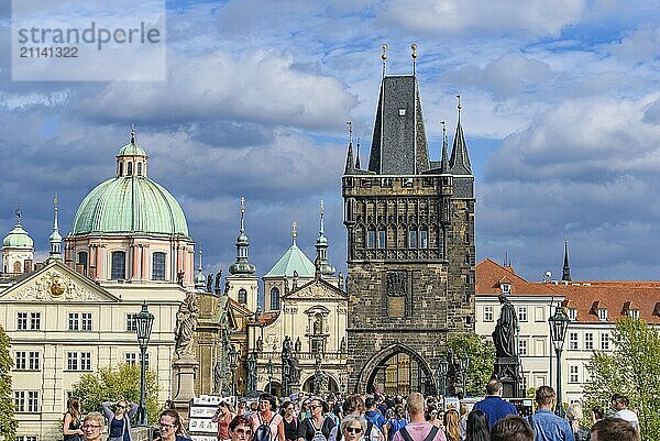 Menschen auf der Karlsbrücke in Prag  Tschechische Republik  Europa