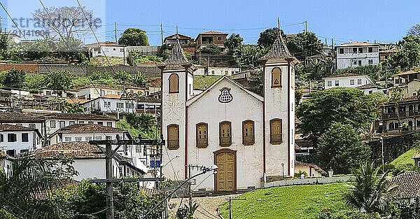 Frontansicht einer beeindruckenden kolonialen Kirche und Gebäude in der historischen Stadt Serro an einem sonnigen Tag  Minas Gerais  Brasilien  Südamerika