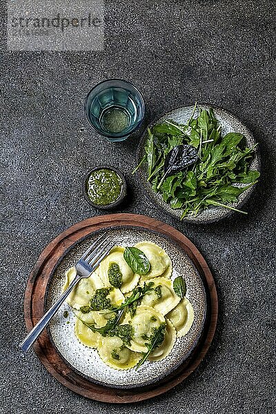 Italienische Spinat Ricotta Ravioli  Draufsicht  schwarzer Hintergrund  Kopierraum  Vegetarisches Essen  vegane Ravioli