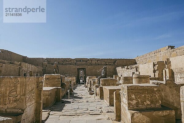 Erkunden Sie den bezaubernden Luxor Tempel  ein Zeugnis des dauerhaften Erbes Ägyptens. Dieses Foto zeigt die prächtige Architektur des Tempels  die in der Abenddämmerung beleuchtet ist und einen warmen  goldenen Schein auf die alten Steinbauten wirft. Der Luxor Tempel  der dem Gott Amun Ra gewidmet ist  hat Tausende von Jahren Geschichte erlebt und zieht die Besucher auch heute noch mit seiner Pracht in seinen Bann. Wenn Sie vor diesen alten Mauern stehen  können Sie nicht anders  als das Gewicht der reichen Vergangenheit Ägyptens zu spüren. Ein Muß für Geschichtsbegeisterte und Liebhaber des Weltkulturerbes