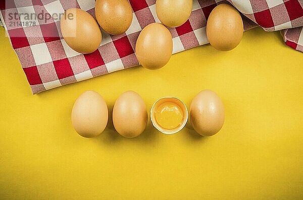 Schöne frische braune Hühnereier auf gelbem Hintergrund mit Kopie Raum