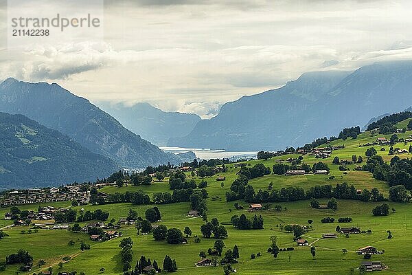 Panoramablick auf den Thunersee in der Schweiz