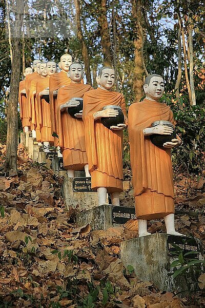 Mönchsstatuen am Aufstieg zur Phnom Sambok Pagode in der Nähe von Kratie in Kambodscha