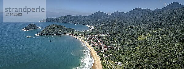 Luftaufnahme des kleinen Stranddorfes Picinguaba  Inseln und Bucht  wunderschöne grüne Küstenlandschaft im Hintergrund  Brasilien  Südamerika