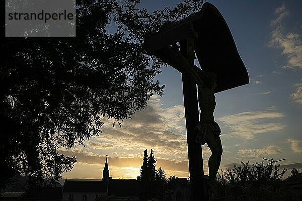 Abendrot  Silhouette von einem Kreuz und einem Kirchturm  Jakobifriedhof  Leoben  Steiermark  Österreich  Europa