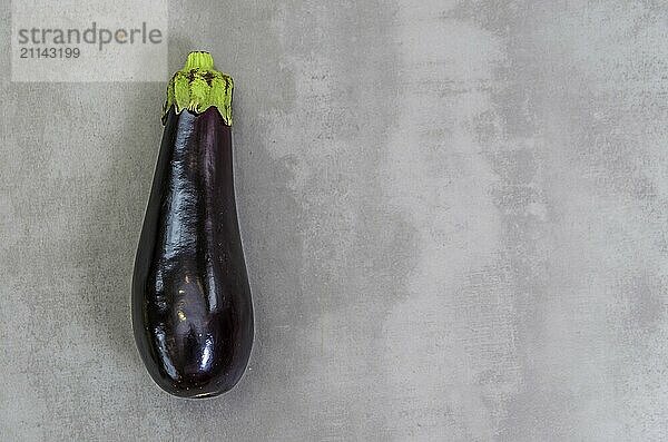 Großes Konzept der gesunden Ernährung  Aubergine auf grauem Hintergrund  poliertem Beton