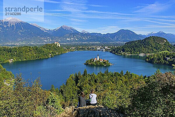 Zwei Personen auf dem Hügel Osojnica mit Blick auf die Insel Bled und den Bleder See  ein beliebtes Touristenziel in Slowenien